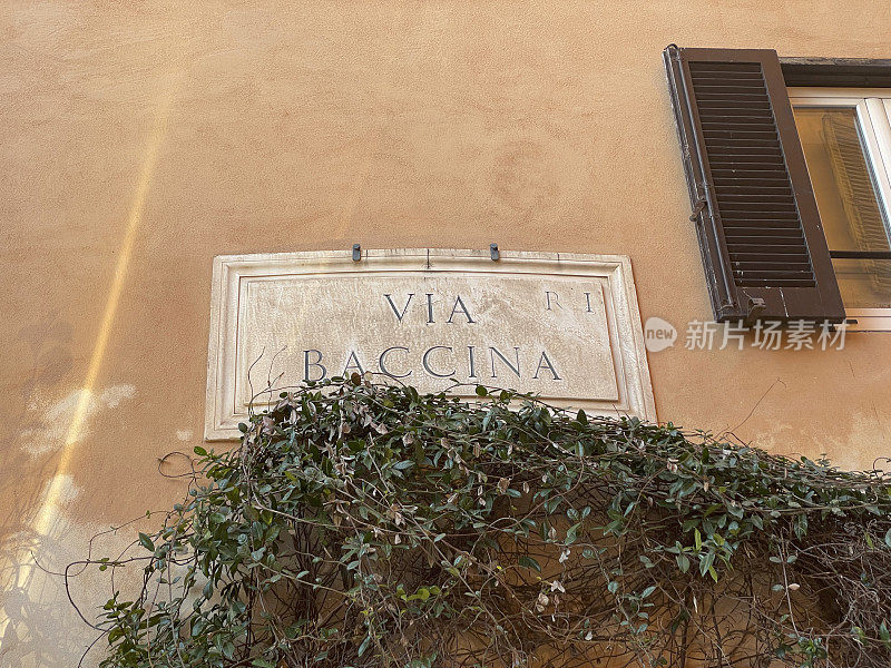 意大利罗马蒙蒂地区的路牌“Via Baccina”。